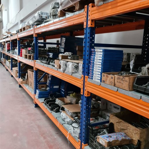 Lange Reihen von Industrie-Regalen, die mit verschiedenen Produkten in einem Lagerhaus in Gaziantep gestapelt sind.